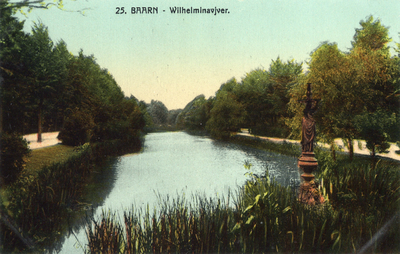 7854 Gezicht op de vijver in het Wilhelminapark te Baarn uit het oosten.